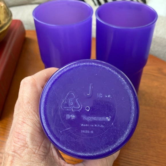 VINTAGE TUPPERWARE SET OF 3 STACKING PURPLE TUMBLERS SMOOTH SHINY 2 12oz 1 18oz - Picture 3 of 8